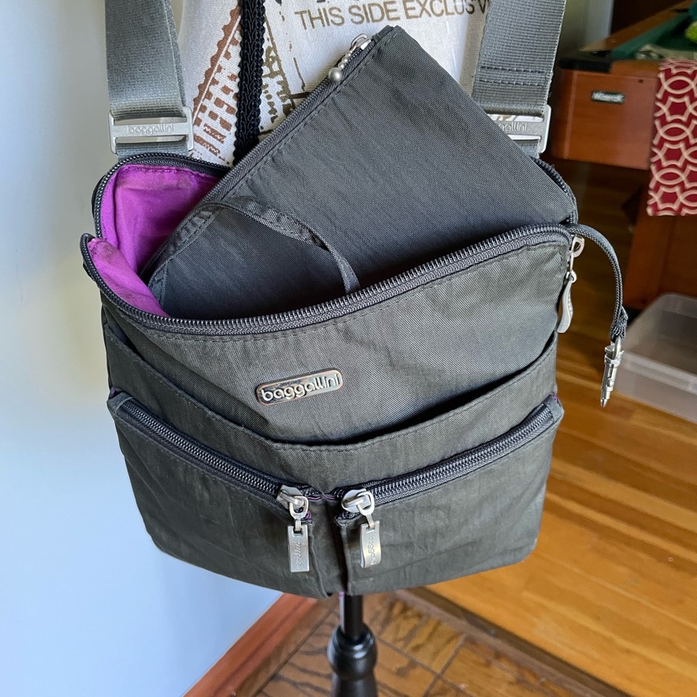 Baggallini Crossbody Bag with Detachable Wristlet - Picture 6 of 9
